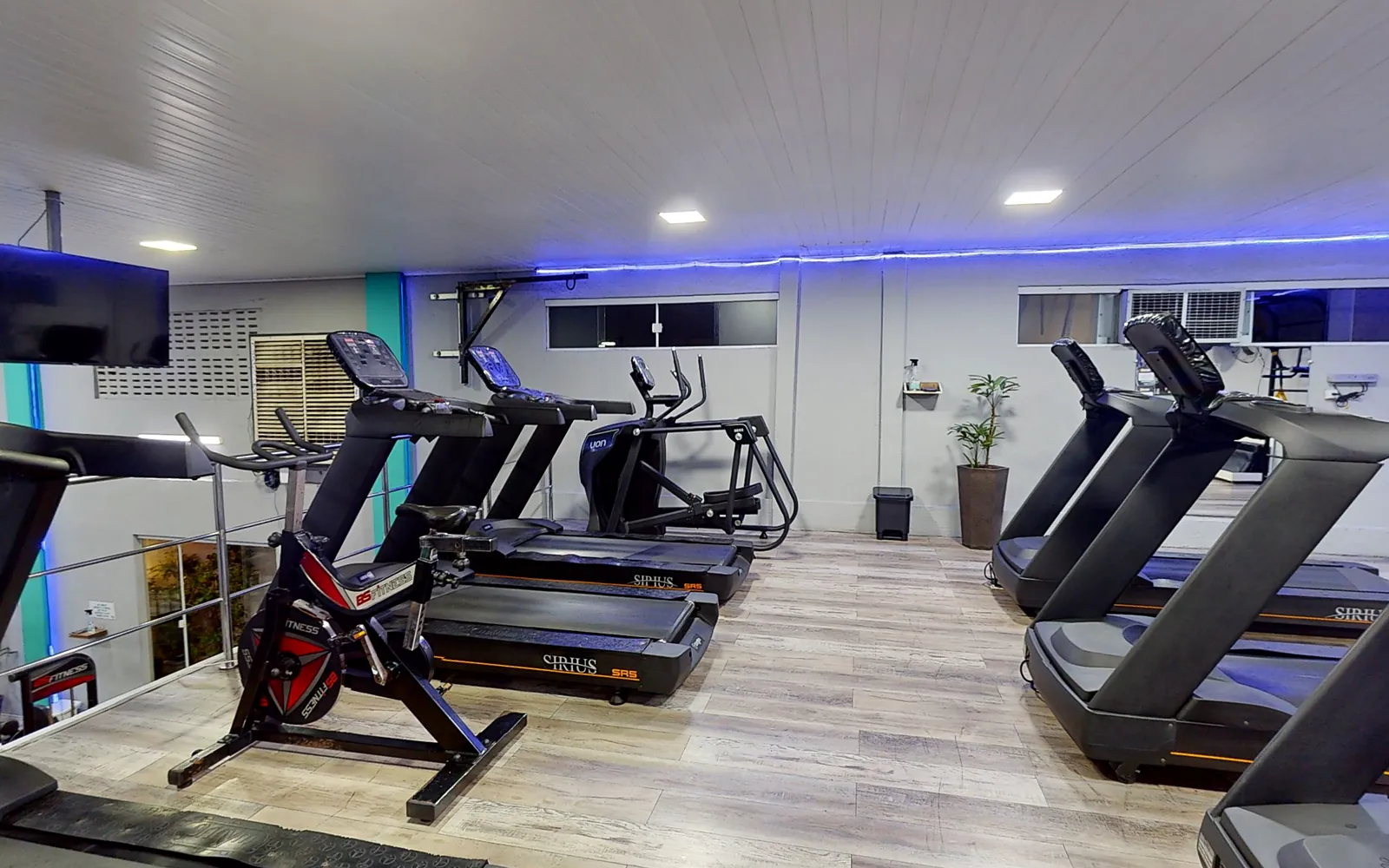 Bike de spinning e esteiras no mezanino de cardio