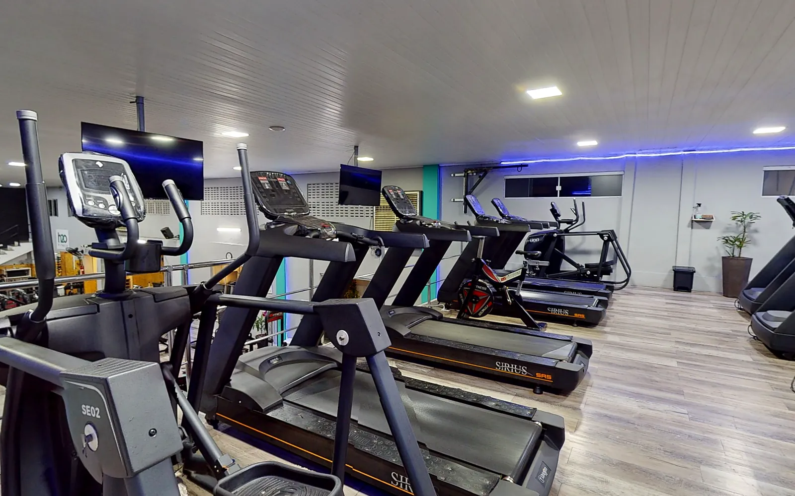 Esteiras e aparelhos de cardio no mezanino da H2O Fitness