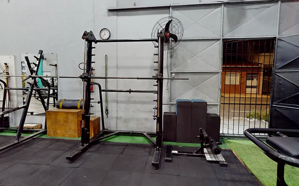 Rack, caixas de salto e grama sintética da área de cross