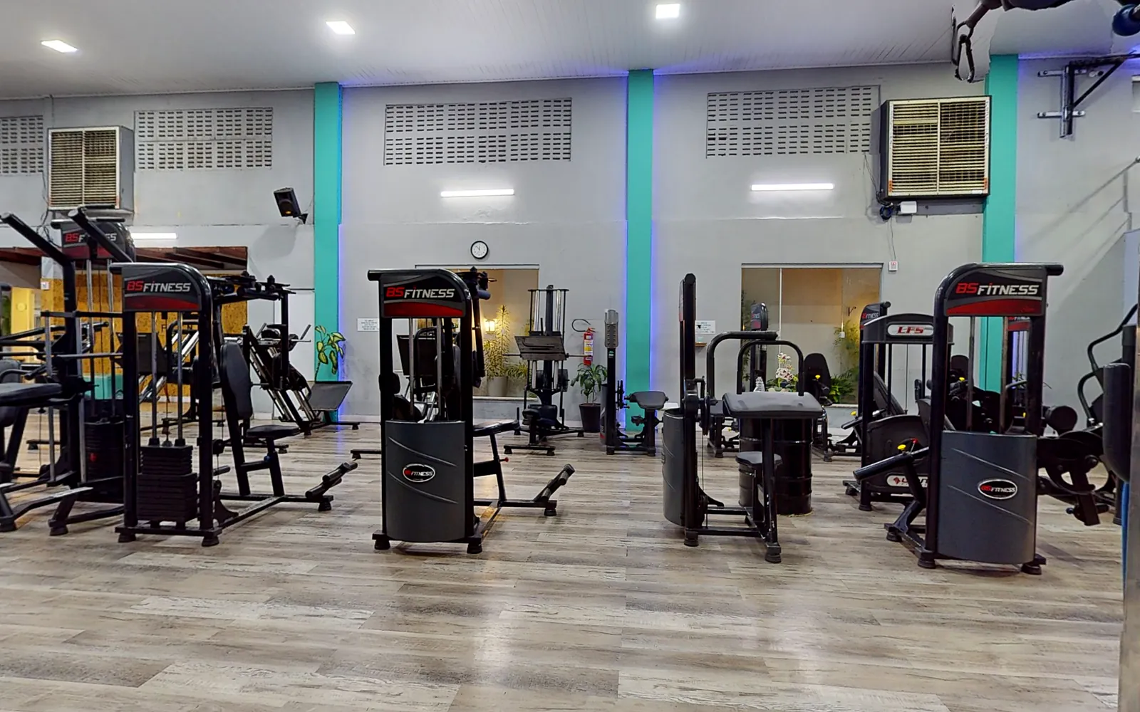 Máquinas de musculação BS Fitness alinhadas no salão da H2O Fitness