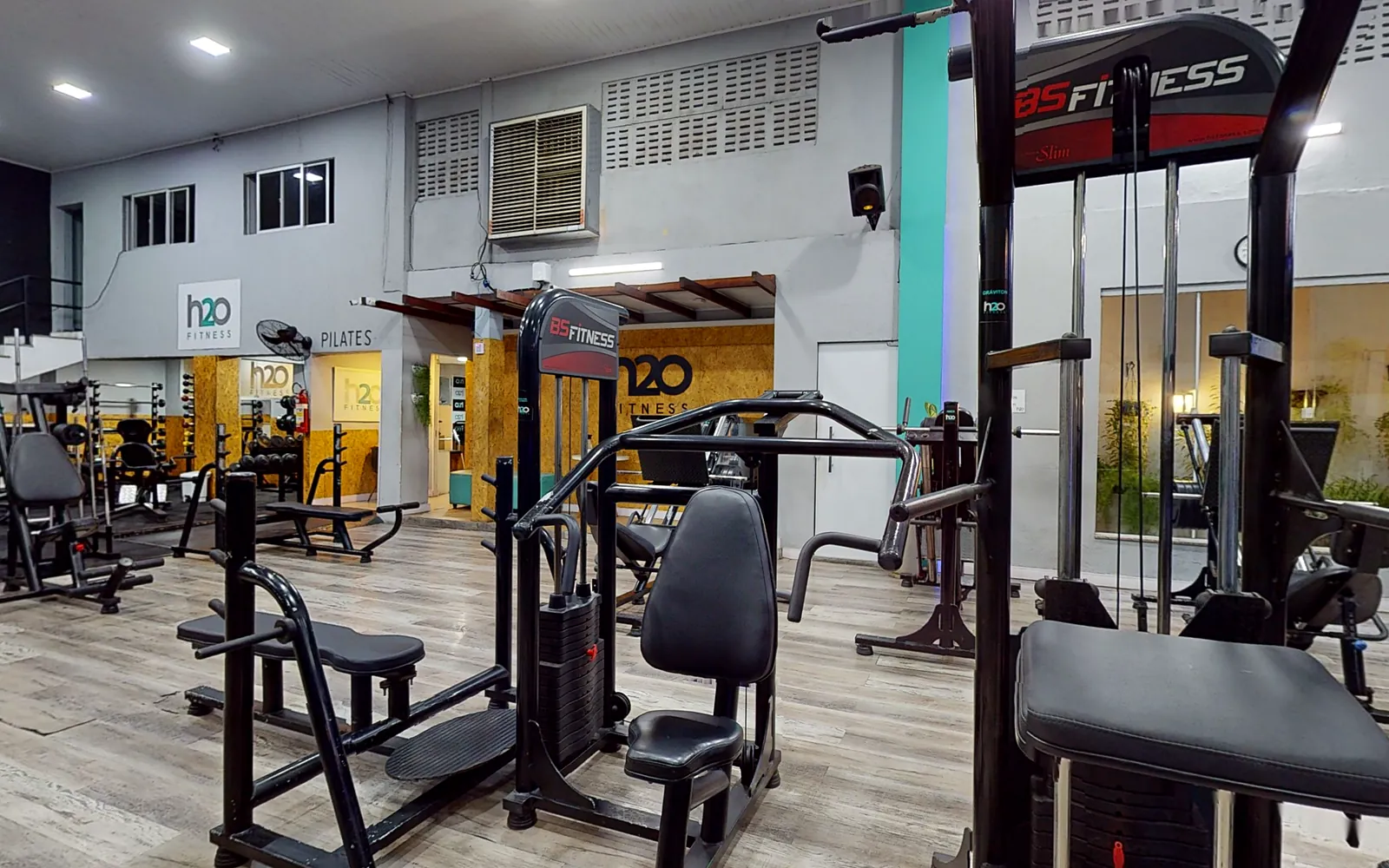 Máquinas de musculação BS Fitness no salão da H2O