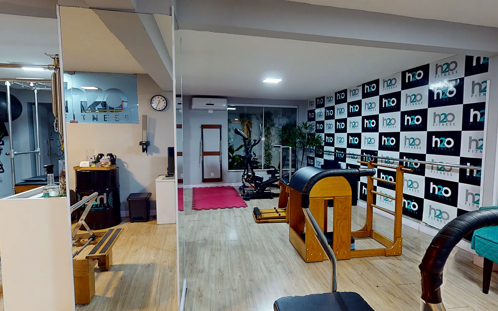 Studio de pilates com reformer e ladder barrel